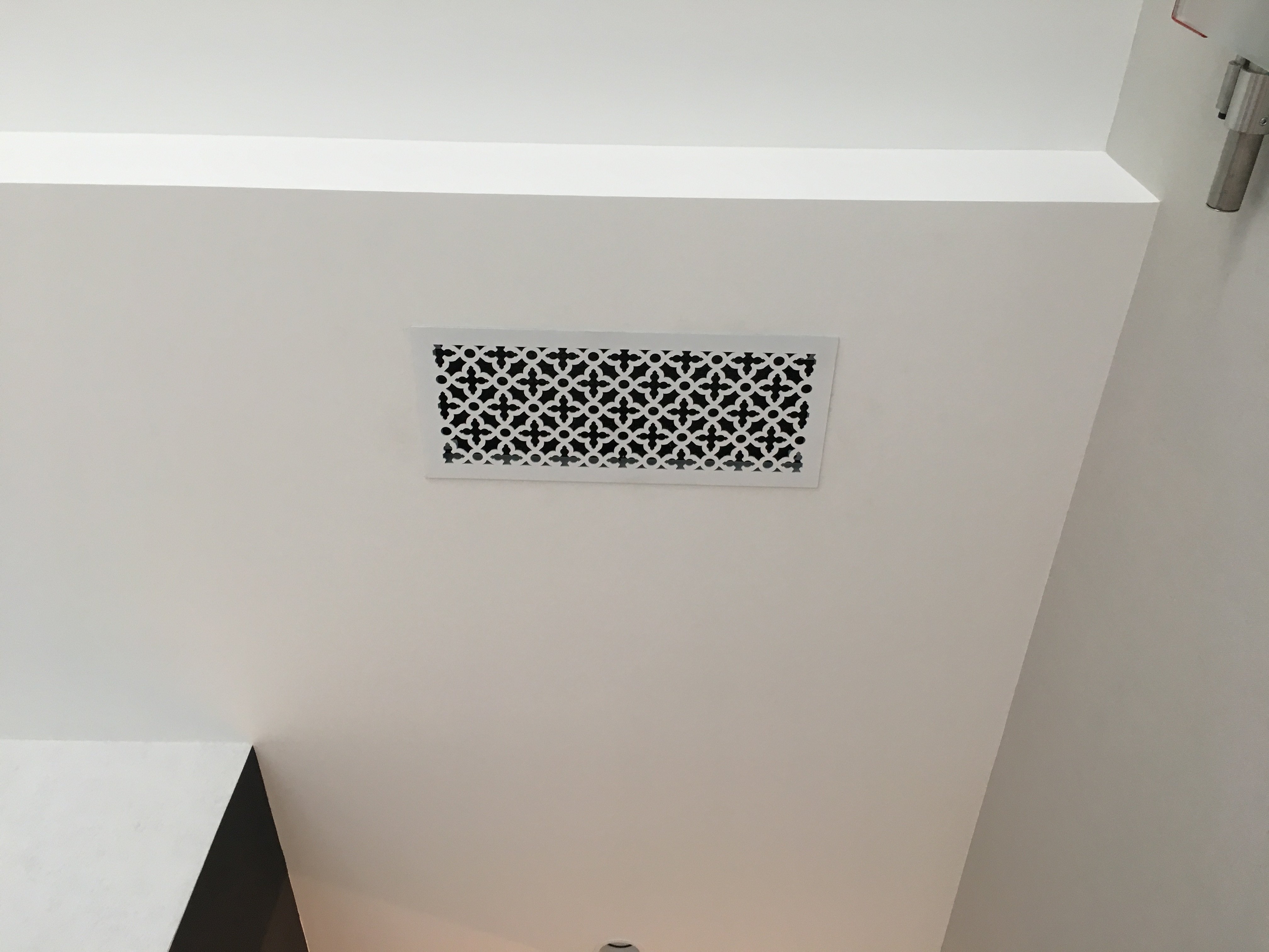 установка вентиляционной решетки на кухне